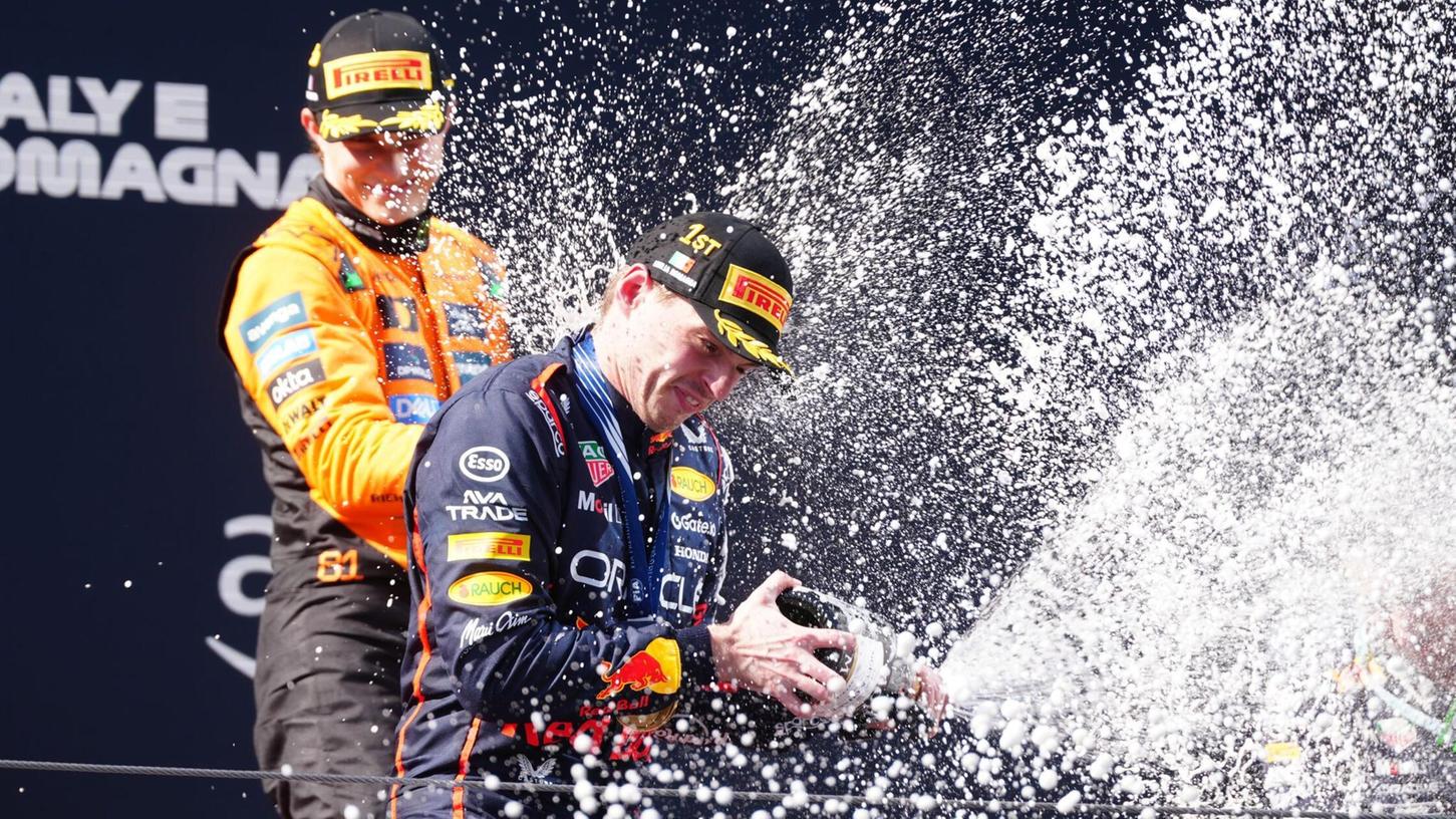 Max Verstappen (vorn) lieferte in Imola eine Lehrstunde für Oscar Piastri. Max Verstappen (vorn) lieferte in Imola eine Lehrstunde für Oscar Piastri.