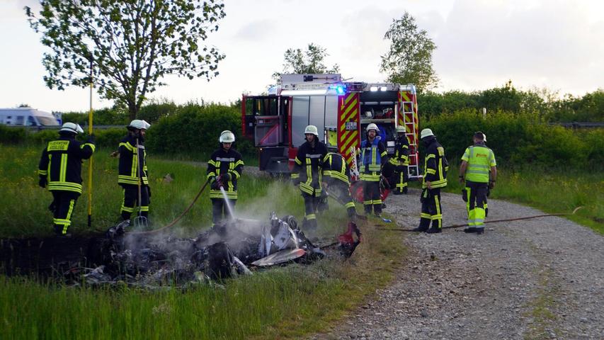Abseits der Autobahn wurde das Autowrack gelöscht. Abseits der Autobahn wurde das Autowrack gelöscht.