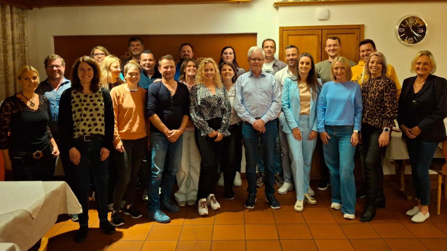 Die versammelte Truppe im Gasthaus am Schloss. Die versammelte Truppe im Gasthaus am Schloss.
