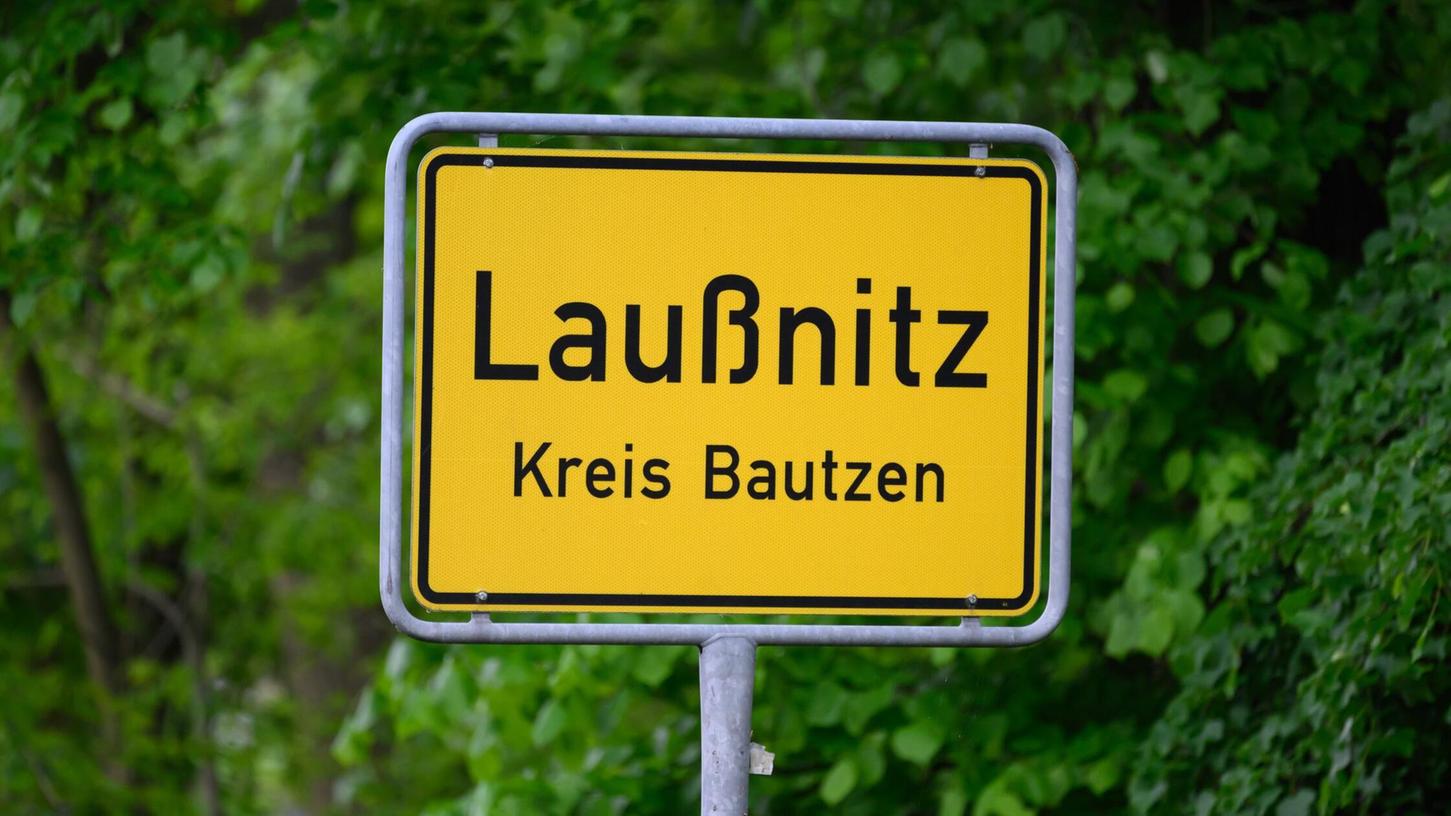 In einem Waldstück bei Laußnitz in Ostsachsen haben Polizeibeamte die Leiche einer 21-Jährigen gefunden. In einem Waldstück bei Laußnitz in Ostsachsen haben Polizeibeamte die Leiche einer 21-Jährigen gefunden.