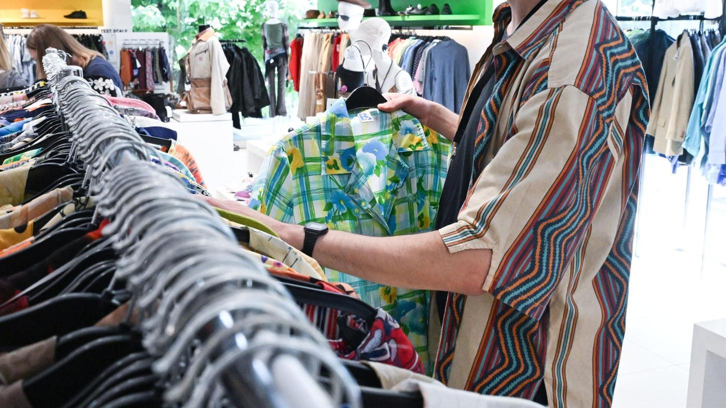 Klamotten in einem Second-Hand-Laden. Im Internet zieht der Verkauf von Ware aus zweiter Hand deutlich an. Klamotten in einem Second-Hand-Laden. Im Internet zieht der Verkauf von Ware aus zweiter Hand deutlich an.