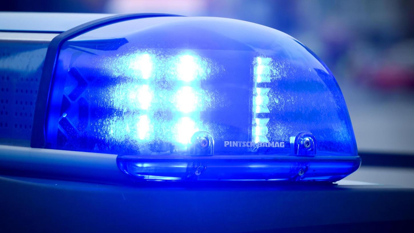 Die Kriminalpolizei Erlangen ermittelt nach dem Angriff auf einen Mann, dem ein Unbekannter das Handy entreißen wollte. Die Kriminalpolizei Erlangen ermittelt nach dem Angriff auf einen Mann, dem ein Unbekannter das Handy entreißen wollte.