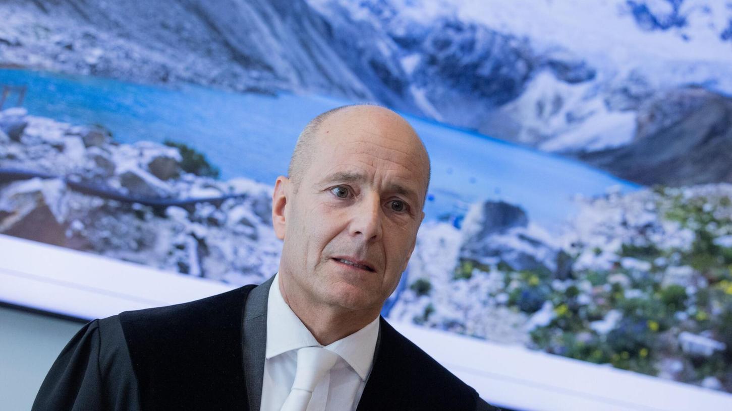 Richter Meyer vom OLG Hamm will kommende Woche verkünden, wie das Gericht im Fall der sogenannten Klimaklage eines peruanischen Landwirts und Bergführers gegen den Energiekonzern RWE entschieden hat. Richter Meyer vom OLG Hamm will kommende Woche verkünden, wie das Gericht im Fall der sogenannten Klimaklage eines peruanischen Landwirts und Bergführers gegen den Energiekonzern RWE entschieden hat.