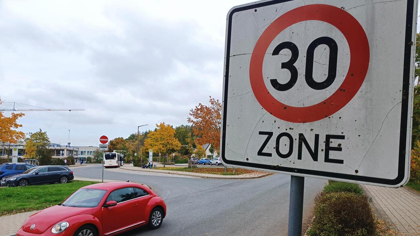 Die Freien Wähler hatten zuletzt im Bauausschuss erneut beantragt, die bestehende Tempo-30-Zone (Symbolbild) vom Beilngrieser Tor auf der Maria-Hilf-Straße über die Südtangente bis zur Einmündung „Am Sportplatz“ zu verlängern. Die Freien Wähler hatten zuletzt im Bauausschuss erneut beantragt, die bestehende Tempo-30-Zone (Symbolbild) vom Beilngrieser Tor auf der Maria-Hilf-Straße über die Südtangente bis zur Einmündung „Am Sportplatz“ zu verlängern.