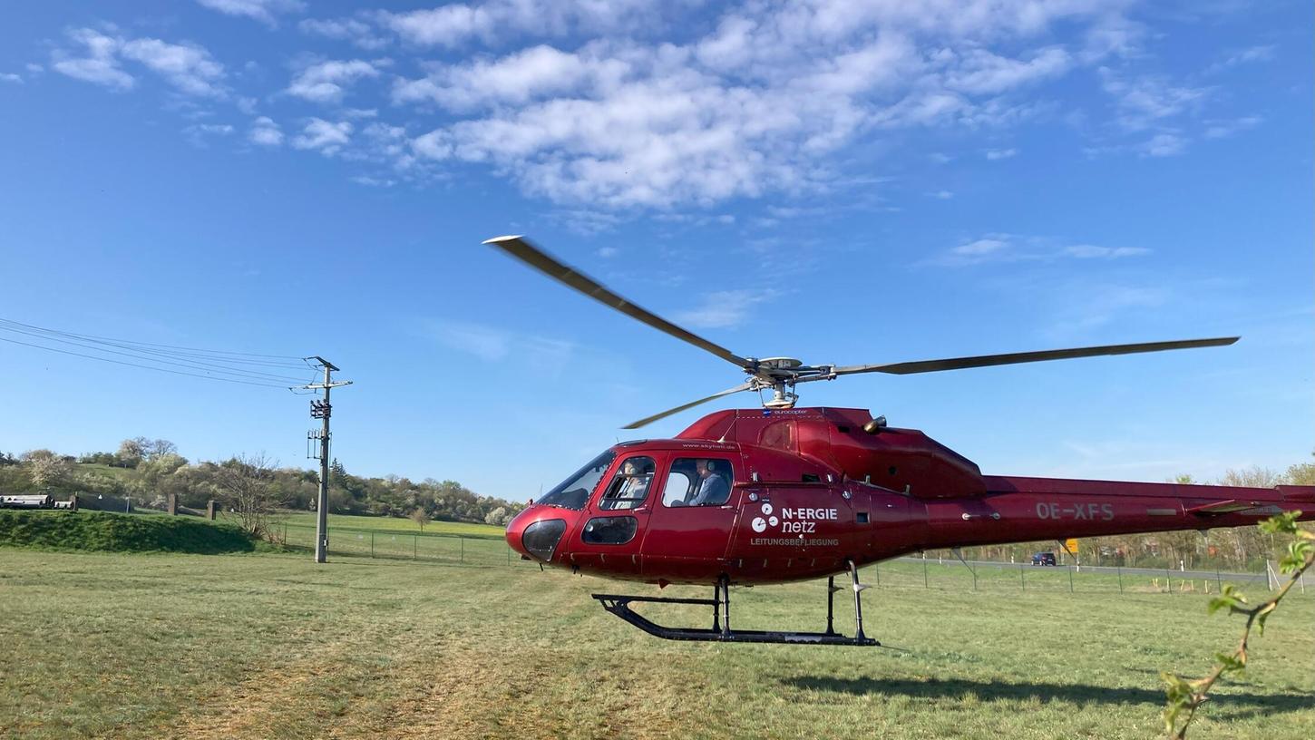 Inspektion aus der Luft für eine sichere Stromversorgung: Mit dem Helikopter werden Leitungen kontrolliert. Inspektion aus der Luft für eine sichere Stromversorgung: Mit dem Helikopter werden Leitungen kontrolliert.