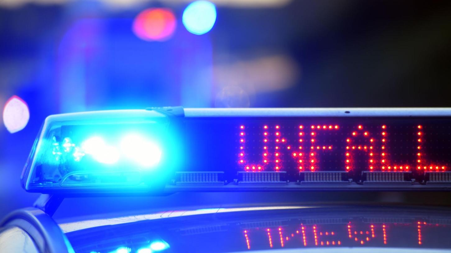 An den acht beteiligten Fahrzeugen entstand laut Polizei ein Gesamtschaden von rund 100.000 Euro. (Symbolbild) An den acht beteiligten Fahrzeugen entstand laut Polizei ein Gesamtschaden von rund 100.000 Euro. (Symbolbild)