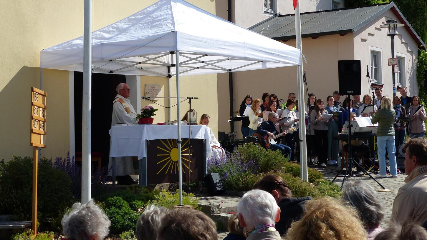 Unter der Leitung von Hedwig Meier umrahmte der Berngauer Rhythmuschor den Festgottesdienst zum Tyrolsberger Grottenfest auf dem Kapellenplatz. Unter der Leitung von Hedwig Meier umrahmte der Berngauer Rhythmuschor den Festgottesdienst zum Tyrolsberger Grottenfest auf dem Kapellenplatz.