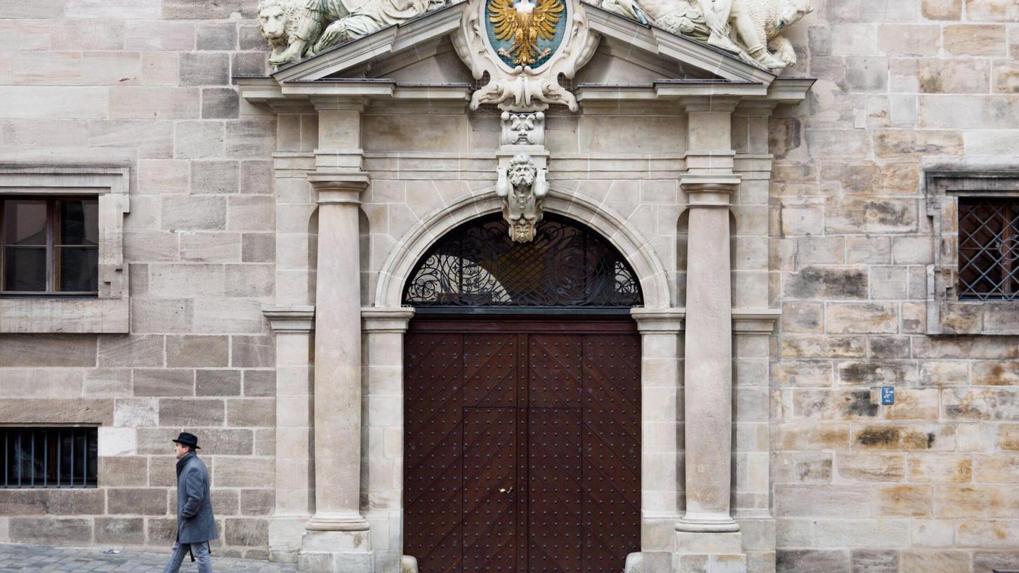 Das Alte Rathaus in Nürnberg. Handelt es sich bei den Aussagen eines Ordners um Volksverhetzung? Das prüfen Staatsschutz und Staatsanwaltschaft jetzt. Das Alte Rathaus in Nürnberg. Handelt es sich bei den Aussagen eines Ordners um Volksverhetzung? Das prüfen Staatsschutz und Staatsanwaltschaft jetzt.