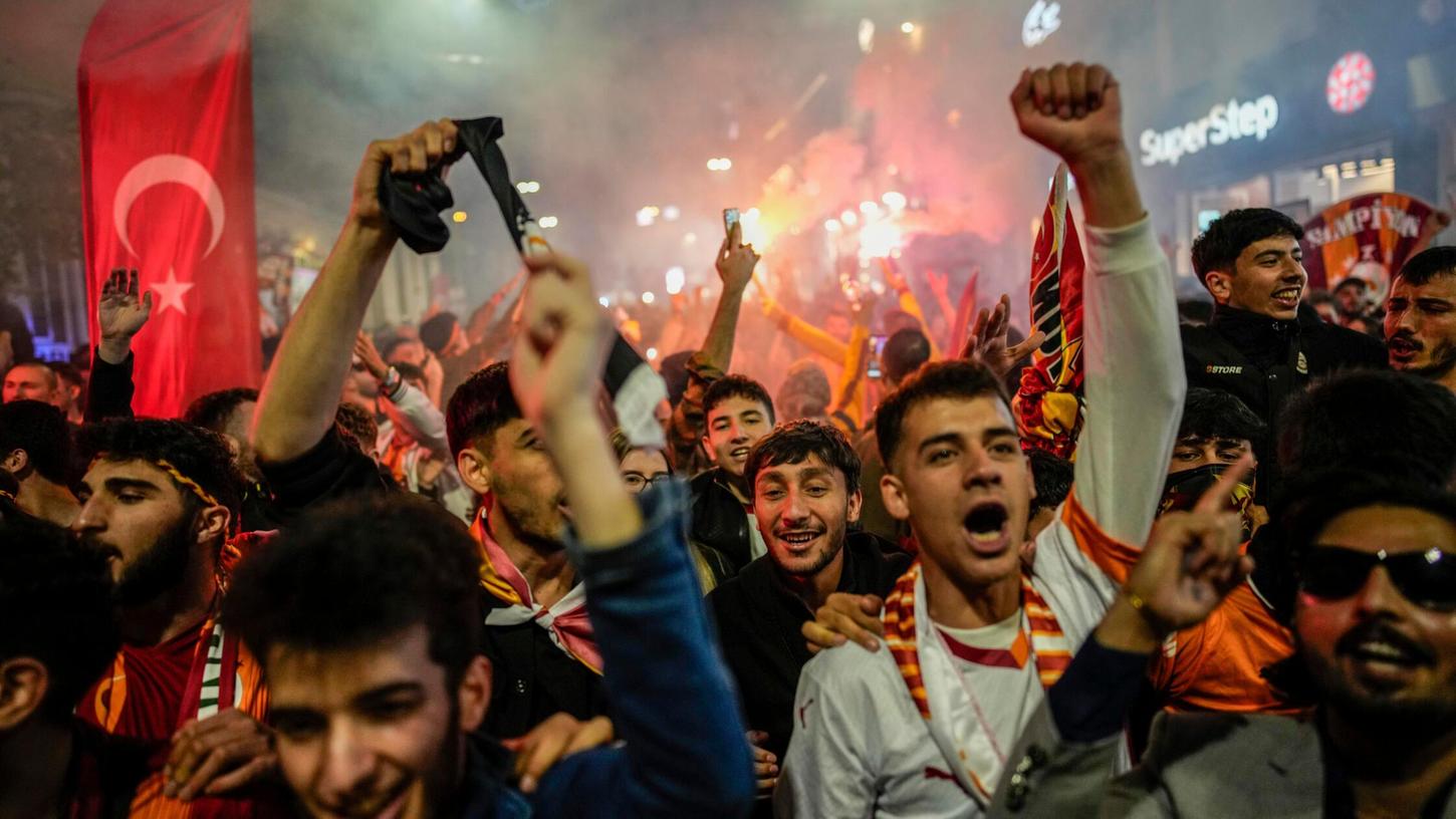 Galatasaray-Fans feiern nach dem 25. Sieg ihrer Mannschaft in der türkischen Super Lig nicht nur in Istanbul (wie im Bild zu sehen), sondern unter anderem auch in Berlin. Galatasaray-Fans feiern nach dem 25. Sieg ihrer Mannschaft in der türkischen Super Lig nicht nur in Istanbul (wie im Bild zu sehen), sondern unter anderem auch in Berlin.