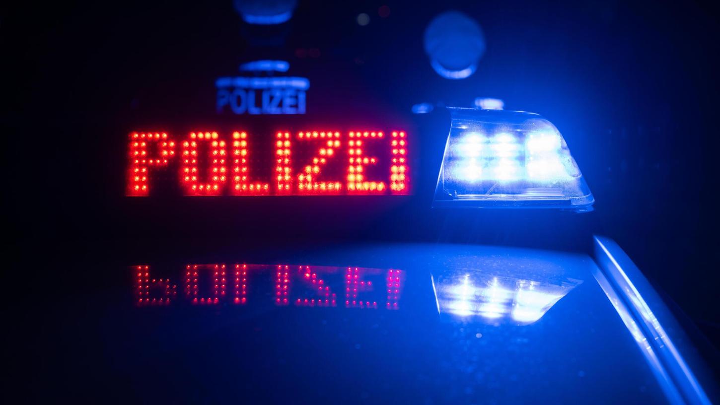 Die Polizei ermittelt in Adelsdorf, nachdem auf die Wände eines Mehrfamilienhauses Kürzel eines regionalen Fußballvereins geschmiert wurden (Symbolbild). Die Polizei ermittelt in Adelsdorf, nachdem auf die Wände eines Mehrfamilienhauses Kürzel eines regionalen Fußballvereins geschmiert wurden (Symbolbild).