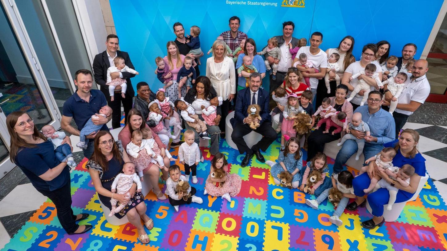 Auch ein Empfang in der Staatskanzlei samt Gruppenfoto darf bei Söders Ehrenpatenschaften nicht fehlen. Auch ein Empfang in der Staatskanzlei samt Gruppenfoto darf bei Söders Ehrenpatenschaften nicht fehlen.