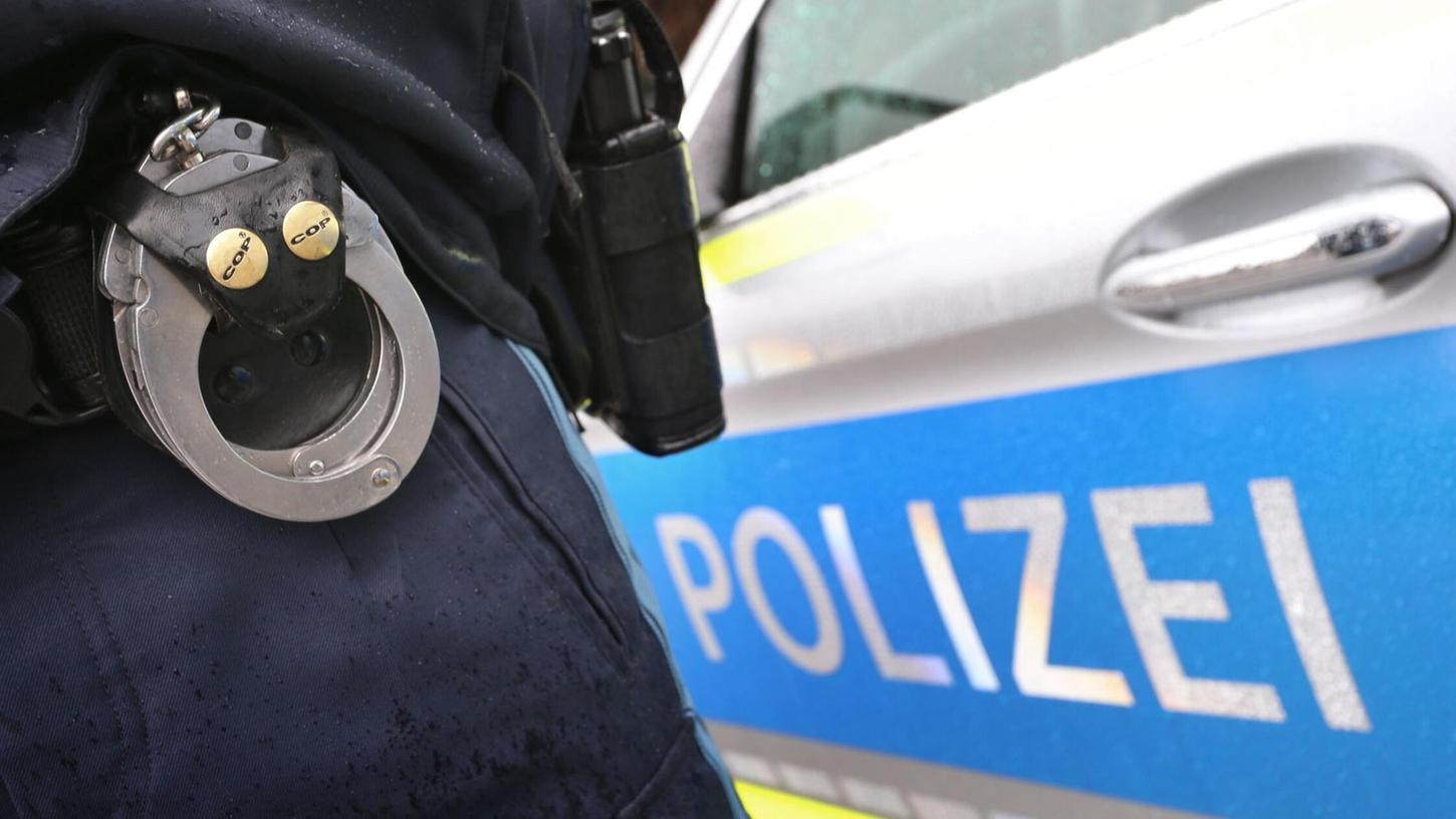 Die Polizei nahm die drei Verdächtigen im Landkreis Passau fest. (Symbolbild) Die Polizei nahm die drei Verdächtigen im Landkreis Passau fest. (Symbolbild)