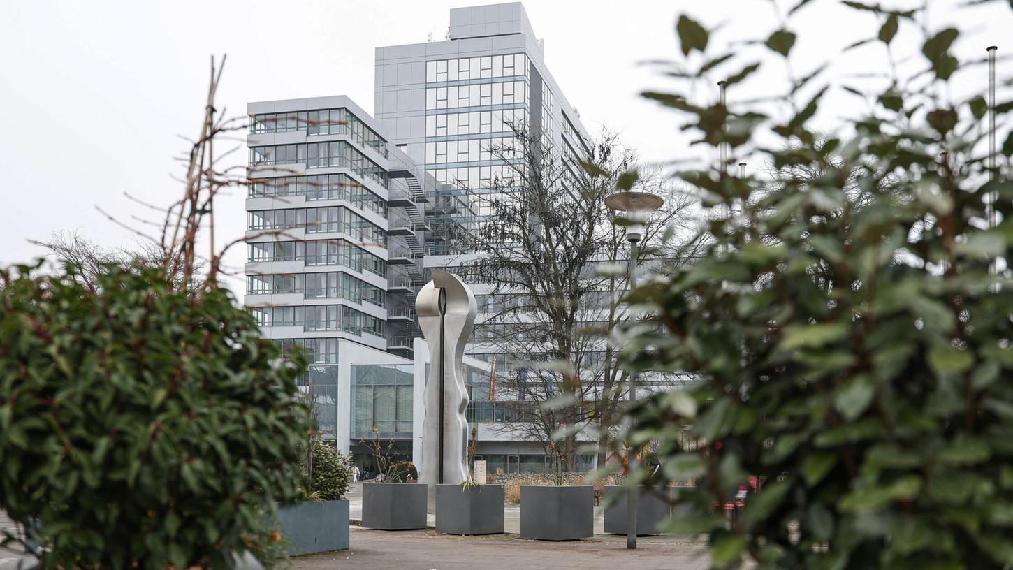 Aufatmen im Erlanger Rathaus: die Regierung von Mittelfranken hat der finanzgebeutelten Stadt grünes Licht für Investitionen gegeben. Aufatmen im Erlanger Rathaus: die Regierung von Mittelfranken hat der finanzgebeutelten Stadt grünes Licht für Investitionen gegeben.