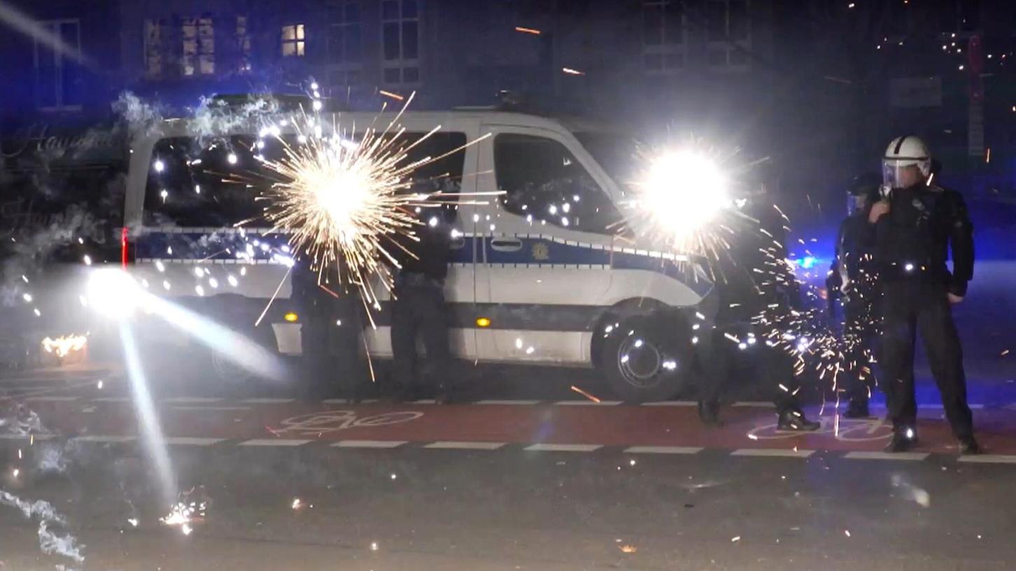 An Silvester gibt es oft Angriffe auf Einsatzkräfte. (Symbolbild) An Silvester gibt es oft Angriffe auf Einsatzkräfte. (Symbolbild)