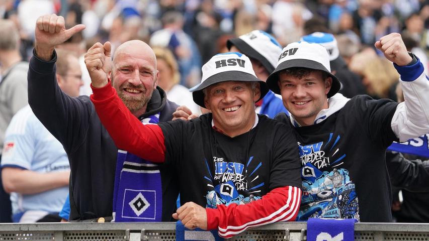 HSV-Fans stehen auf dem Rathausmarkt vor dem Hamburger Rathaus und feiern ihren Club. HSV-Fans stehen auf dem Rathausmarkt vor dem Hamburger Rathaus und feiern ihren Club.