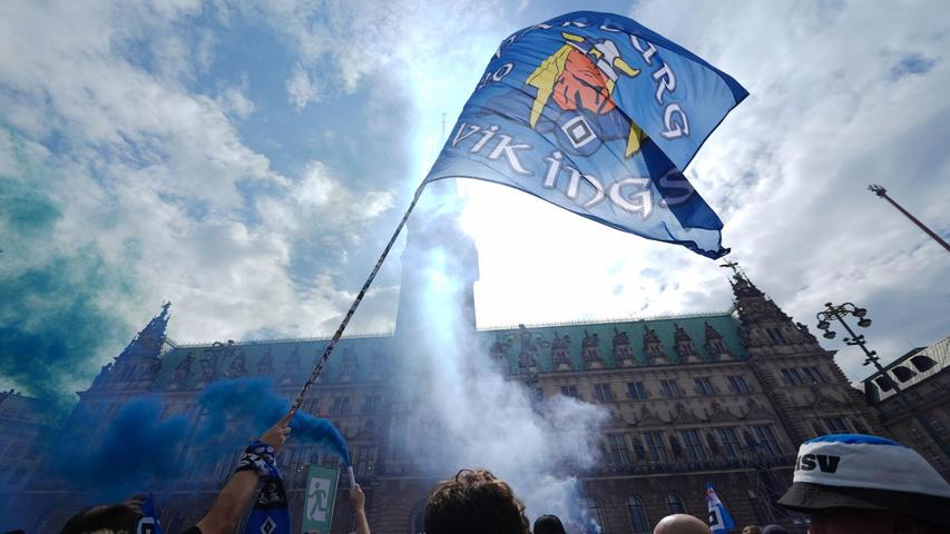 HSV-Fans stehen auf dem Rathausmarkt vor dem Hamburger Rathaus und feiern ihren Club. HSV-Fans stehen auf dem Rathausmarkt vor dem Hamburger Rathaus und feiern ihren Club.