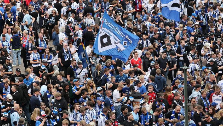 HSV-Fans stehen auf dem Rathausmarkt vor dem Hamburger Rathaus und feiern ihren Club. HSV-Fans stehen auf dem Rathausmarkt vor dem Hamburger Rathaus und feiern ihren Club.