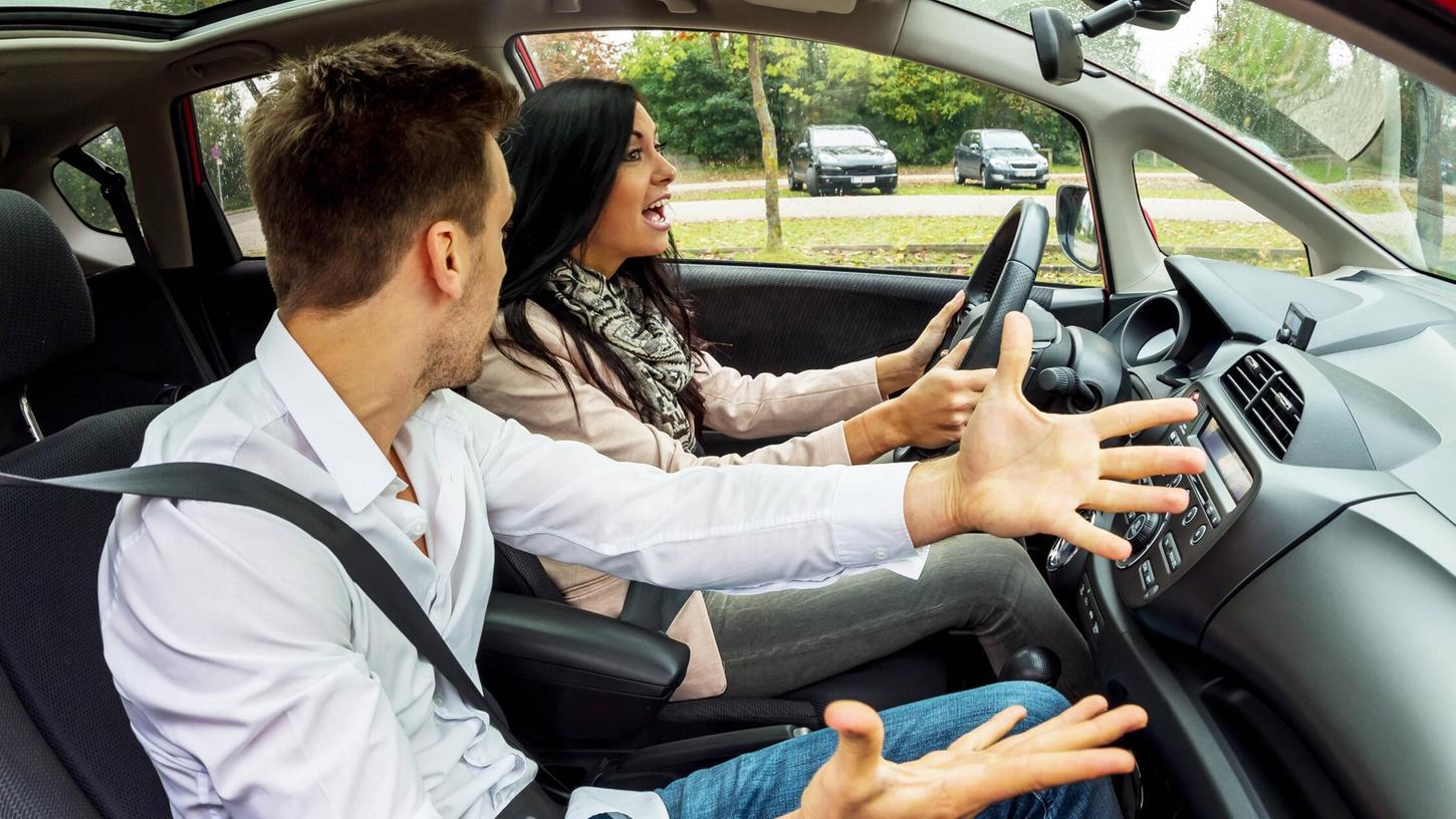 Zwei Personen streiten im Auto. (Symbolbild) Zwei Personen streiten im Auto. (Symbolbild)