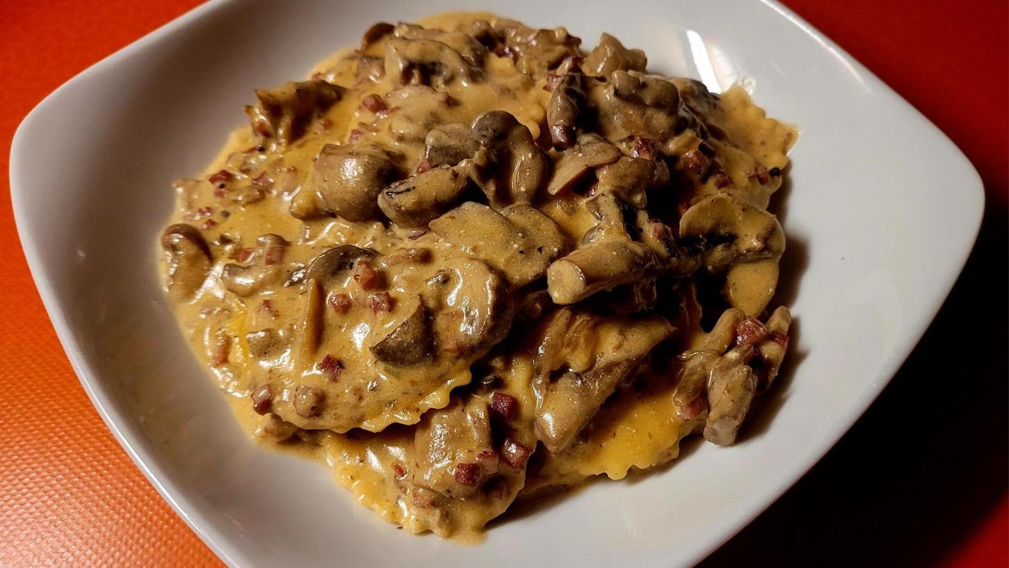 Kernig-deftige Nudelspeise wie in Italien: Diese Cappeletti mit Champignons und Speck überzeugen durch ihre würzige Note. Kernig-deftige Nudelspeise wie in Italien: Diese Cappeletti mit Champignons und Speck überzeugen durch ihre würzige Note.