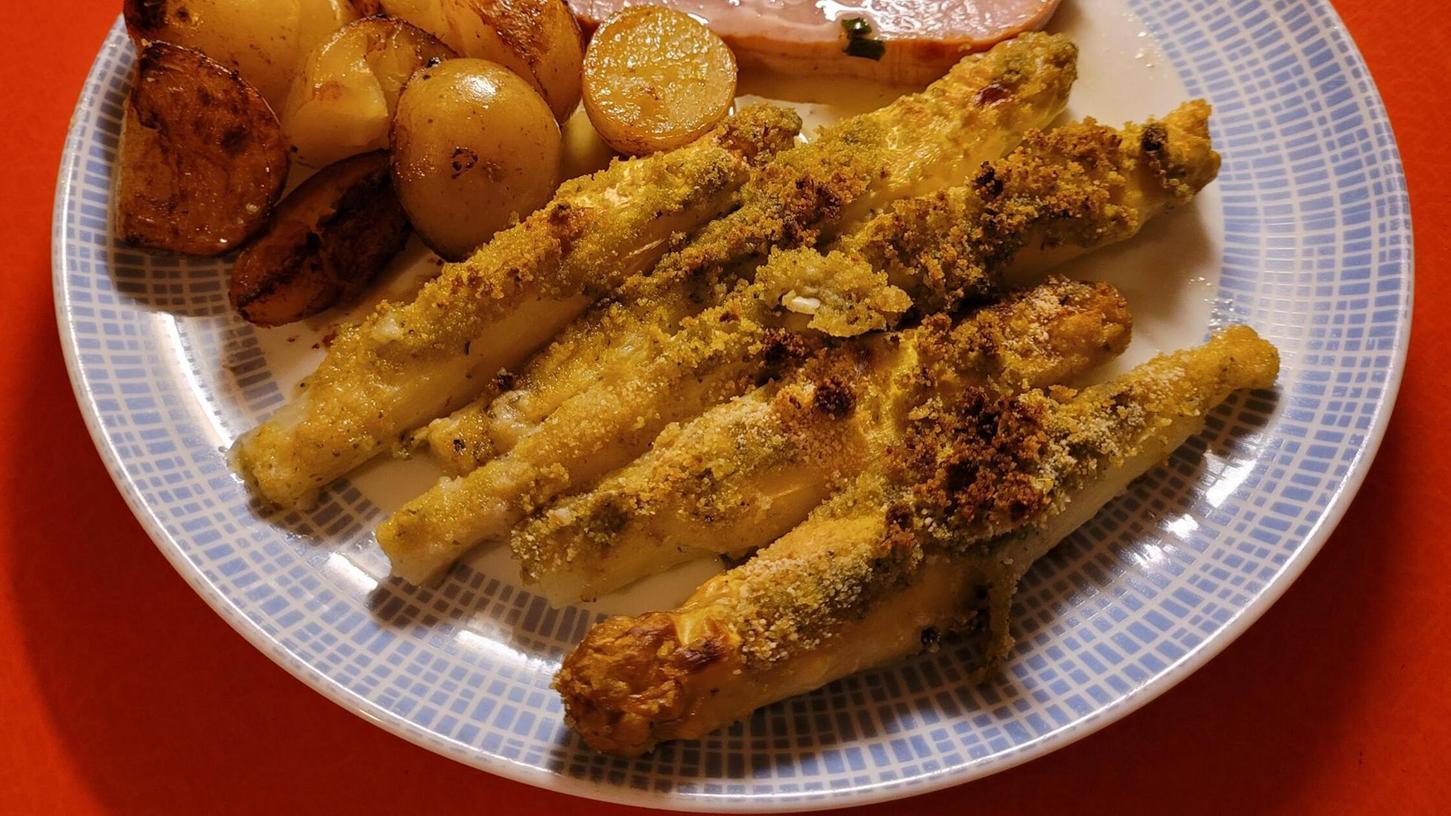 Weißer Spargel - getarnt, sozusagen: Wir bereiten ihn heute in einem Gewand aus Pesto und Panade zu. Weißer Spargel - getarnt, sozusagen: Wir bereiten ihn heute in einem Gewand aus Pesto und Panade zu.