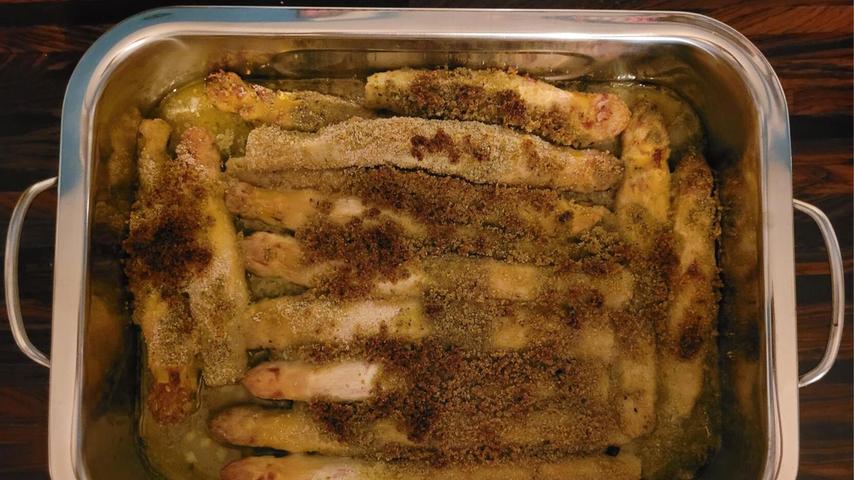 Frisch aus dem Ofen gezogen: Spargel mit Pesto-Crumble. Frisch aus dem Ofen gezogen: Spargel mit Pesto-Crumble.