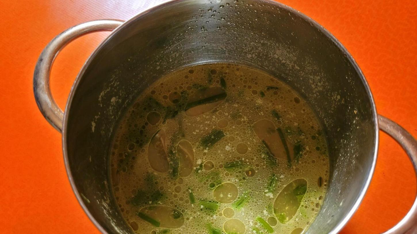 Buttersoße mit Pfiff - und einem Twist: Sie gibt weißem Spargel eine besonders deftige und leicht scharfe Note. Buttersoße mit Pfiff - und einem Twist: Sie gibt weißem Spargel eine besonders deftige und leicht scharfe Note.