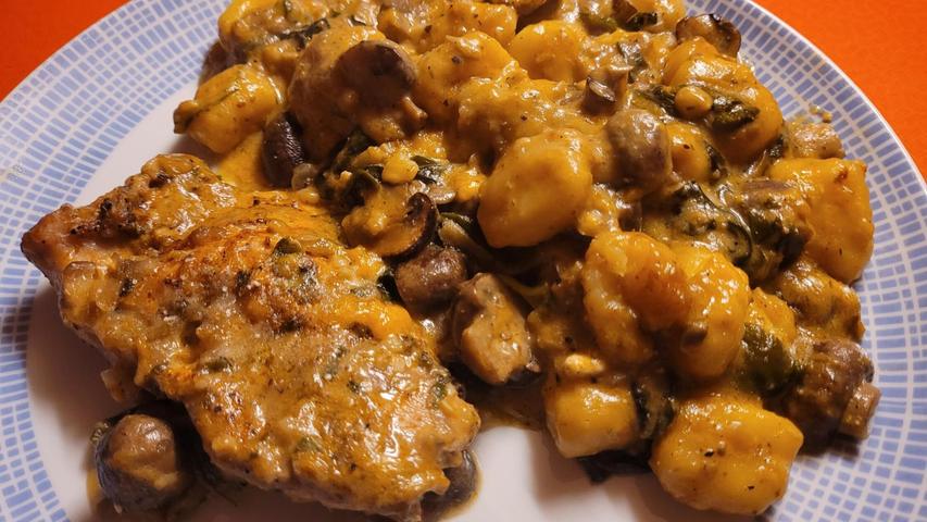 Überzeugt nicht nur durch Käse, sondern durch Deftigkeit durch und durch: Der Gnocchi-Putenfilet-Auflauf. Überzeugt nicht nur durch Käse, sondern durch Deftigkeit durch und durch: Der Gnocchi-Putenfilet-Auflauf.