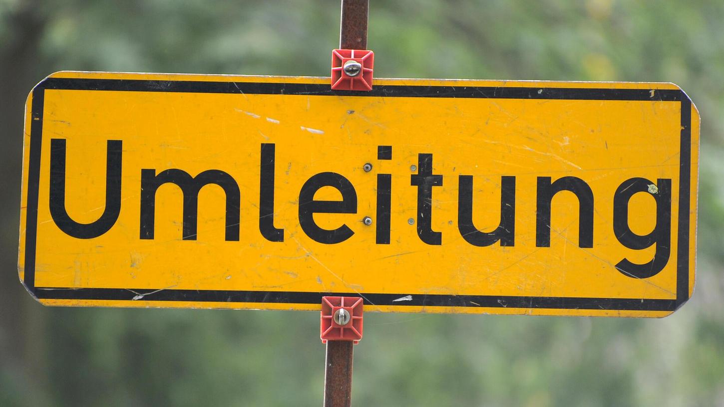 „Umleitung“ - An dieses Schild müssen sich Pendler in den kommenden Wochen gewöhnen, wenn sie von Freystadt nach Meckenhausen oder andersherum wollen. „Umleitung“ - An dieses Schild müssen sich Pendler in den kommenden Wochen gewöhnen, wenn sie von Freystadt nach Meckenhausen oder andersherum wollen.