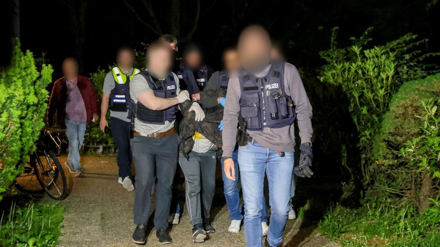 In Heiligenhaus bei Düsseldorf haben Polizisten einen verdächtigen Mann festgenommen. In Heiligenhaus bei Düsseldorf haben Polizisten einen verdächtigen Mann festgenommen.