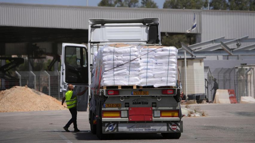 Vor Beginn des Gaza-Kriegs transportierten rund 500 Lastwagen täglich Waren in das Küstengebiet. Jetzt ist es nur noch ein Bruchteil. Vor Beginn des Gaza-Kriegs transportierten rund 500 Lastwagen täglich Waren in das Küstengebiet. Jetzt ist es nur noch ein Bruchteil.