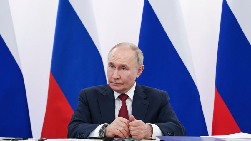 Russlands Präsident Putin verweist auf ein Memorandum mit der Ukraine, das ausgearbeitet werden müsse. Russlands Präsident Putin verweist auf ein Memorandum mit der Ukraine, das ausgearbeitet werden müsse.