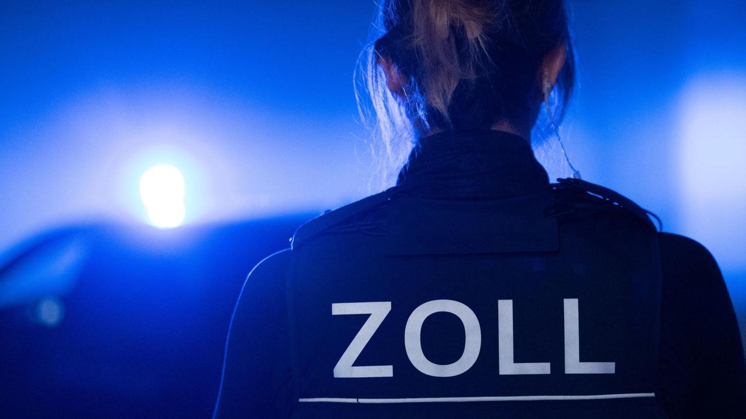 Am Münchner Flughafen entdecken Zollbeamte zwei Goldarmreife - kreativ verpackt. (Archivbild) Am Münchner Flughafen entdecken Zollbeamte zwei Goldarmreife - kreativ verpackt. (Archivbild)