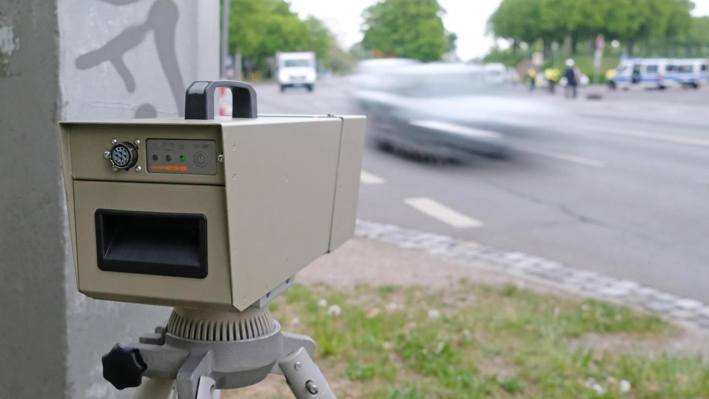 Eine Radargerät misst die Geschwindigkeit eines durchfahrenden Autos. Eine Radargerät misst die Geschwindigkeit eines durchfahrenden Autos.