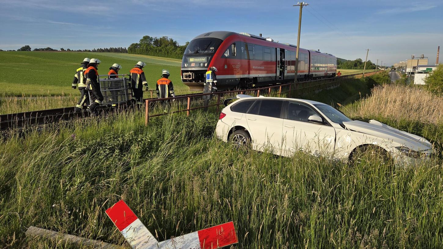 Schreckmoment am Dienstagmorgen: Ein Autofahrer kollidiert mit einer Regionalbahn. Schreckmoment am Dienstagmorgen: Ein Autofahrer kollidiert mit einer Regionalbahn.