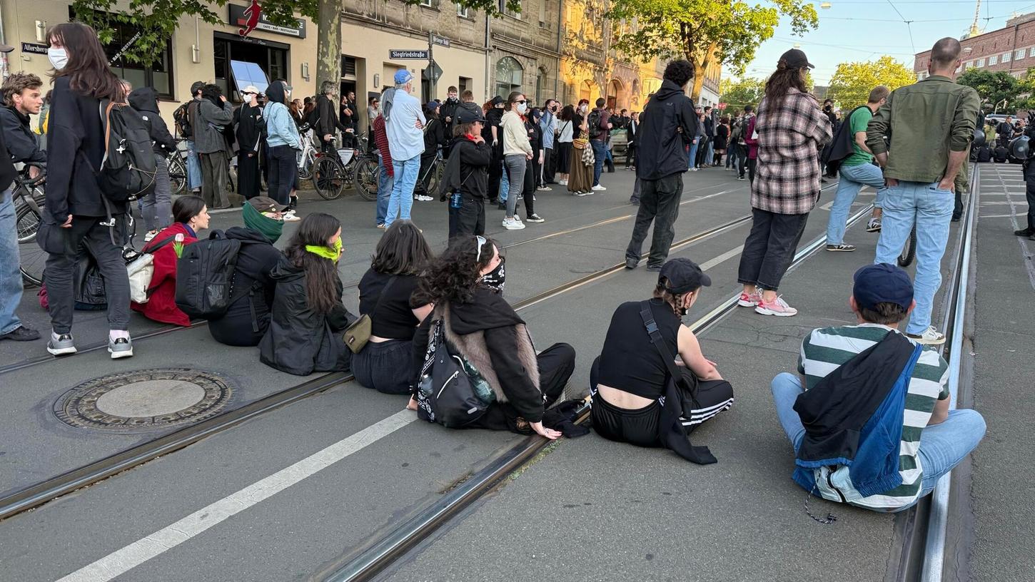 In der Südstadt versuchten Gegendemonstranten, die Wegstrecke zu blockieren. In der Südstadt versuchten Gegendemonstranten, die Wegstrecke zu blockieren.
