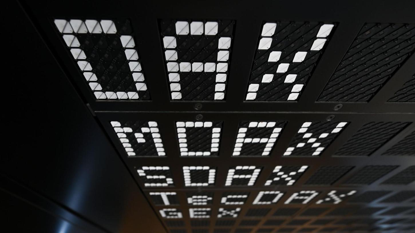Erst am 3. März war der Dax über 23.000 Zähler gestiegen, nun wird die nächste Tausender-Marke überschritten. Erst am 3. März war der Dax über 23.000 Zähler gestiegen, nun wird die nächste Tausender-Marke überschritten.