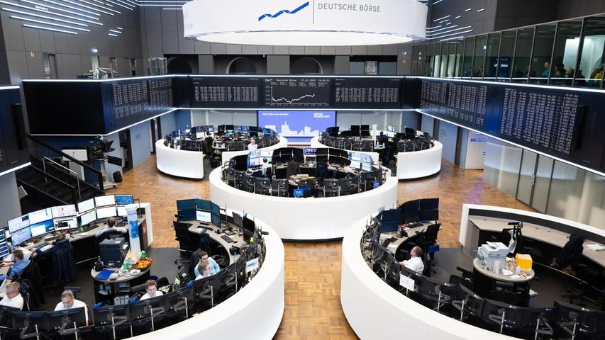 Handelssaal der Deutschen Börse: Trotz vieler Krisen eilt der Dax von Rekord zu Rekord (Archivbild) Handelssaal der Deutschen Börse: Trotz vieler Krisen eilt der Dax von Rekord zu Rekord (Archivbild)