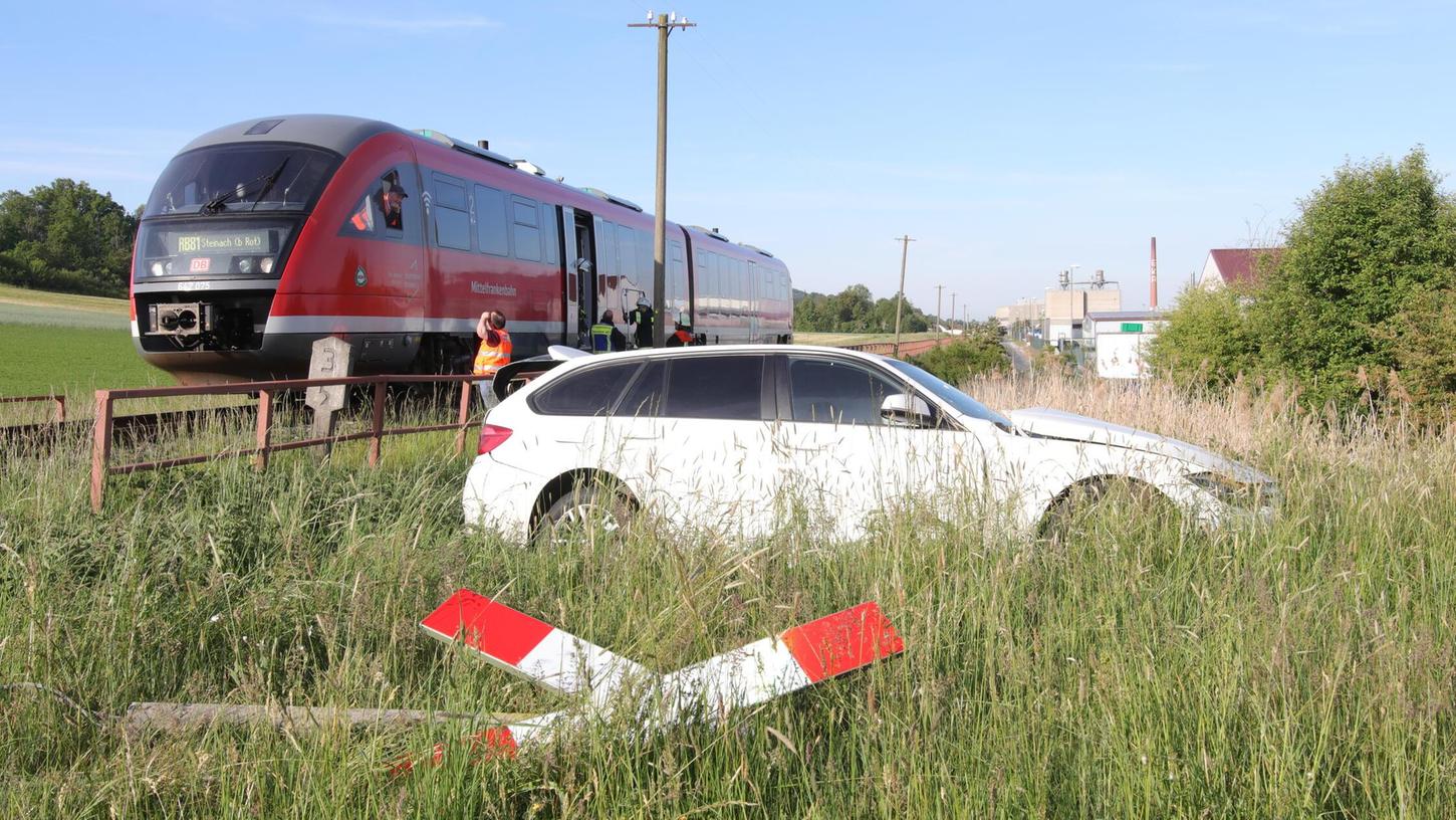 Der Fahrer des Wagens wurde bei dem Zusammenprall mit der Bahn mittelschwer verletzt, die Fahrgäste im Zug blieben unverletzt. Der Fahrer des Wagens wurde bei dem Zusammenprall mit der Bahn mittelschwer verletzt, die Fahrgäste im Zug blieben unverletzt.