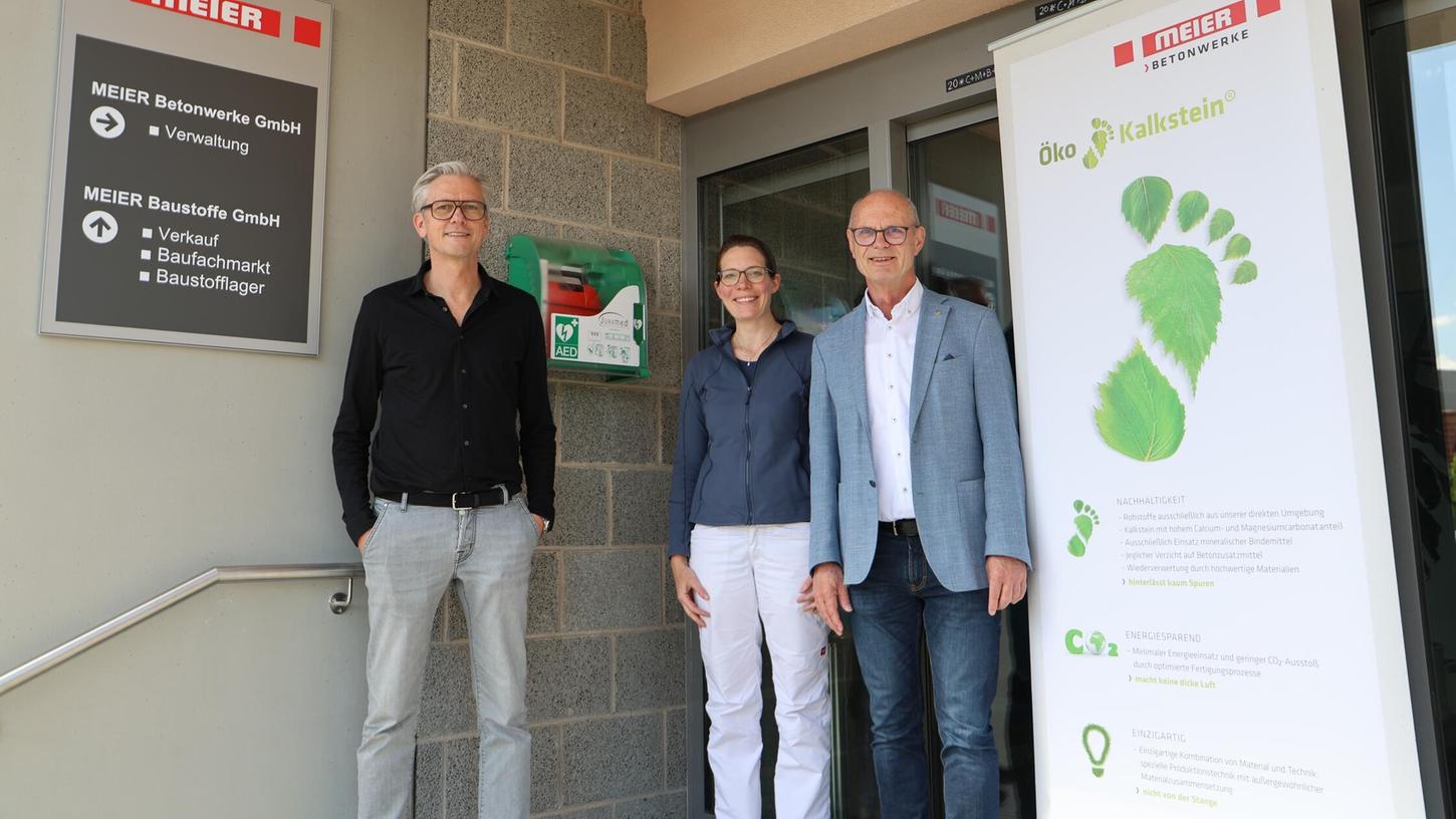 Erster Bürgermeister des Marktes Lauterhofen Ludwig Lang (re.) sowie Betriebsärztin Dr. Judith Auer (Mitte) begrüßten die Initiative von Geschäftsführer Martin Meier (li.). Erster Bürgermeister des Marktes Lauterhofen Ludwig Lang (re.) sowie Betriebsärztin Dr. Judith Auer (Mitte) begrüßten die Initiative von Geschäftsführer Martin Meier (li.).