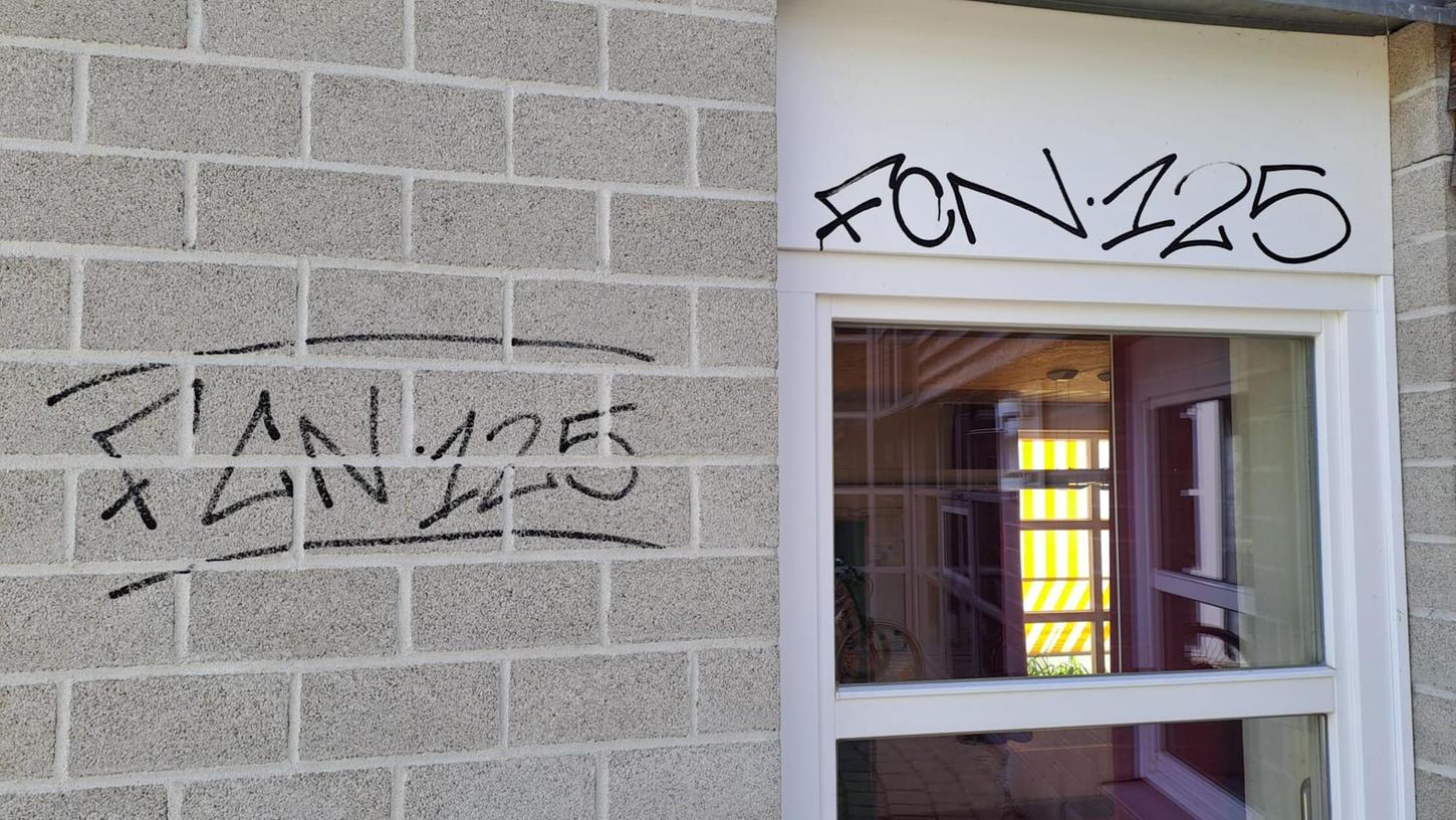 Unbekannte haben im Eingangsbereich der Grundschule Kirchensittenbach ihrer Liebe zum FCN und dessen Jubiläum mit diversen Schriftzügen Ausdruck unerlaubterweise verliehen. Unbekannte haben im Eingangsbereich der Grundschule Kirchensittenbach ihrer Liebe zum FCN und dessen Jubiläum mit diversen Schriftzügen Ausdruck unerlaubterweise verliehen.