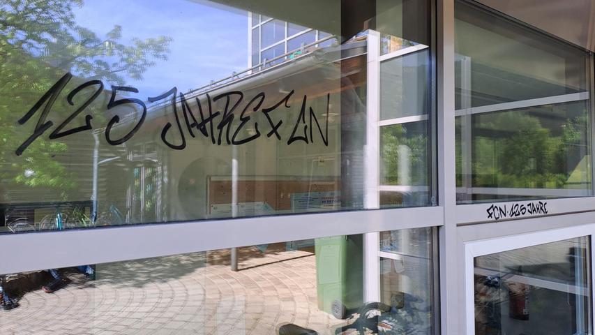 Unbekannte haben im Eingangsbereich der Grundschule Kirchensittenbach ihrer Liebe zum FCN und dessen Jubiläum mit diversen Schriftzügen Ausdruck unerlaubterweise verliehen. Unbekannte haben im Eingangsbereich der Grundschule Kirchensittenbach ihrer Liebe zum FCN und dessen Jubiläum mit diversen Schriftzügen Ausdruck unerlaubterweise verliehen.