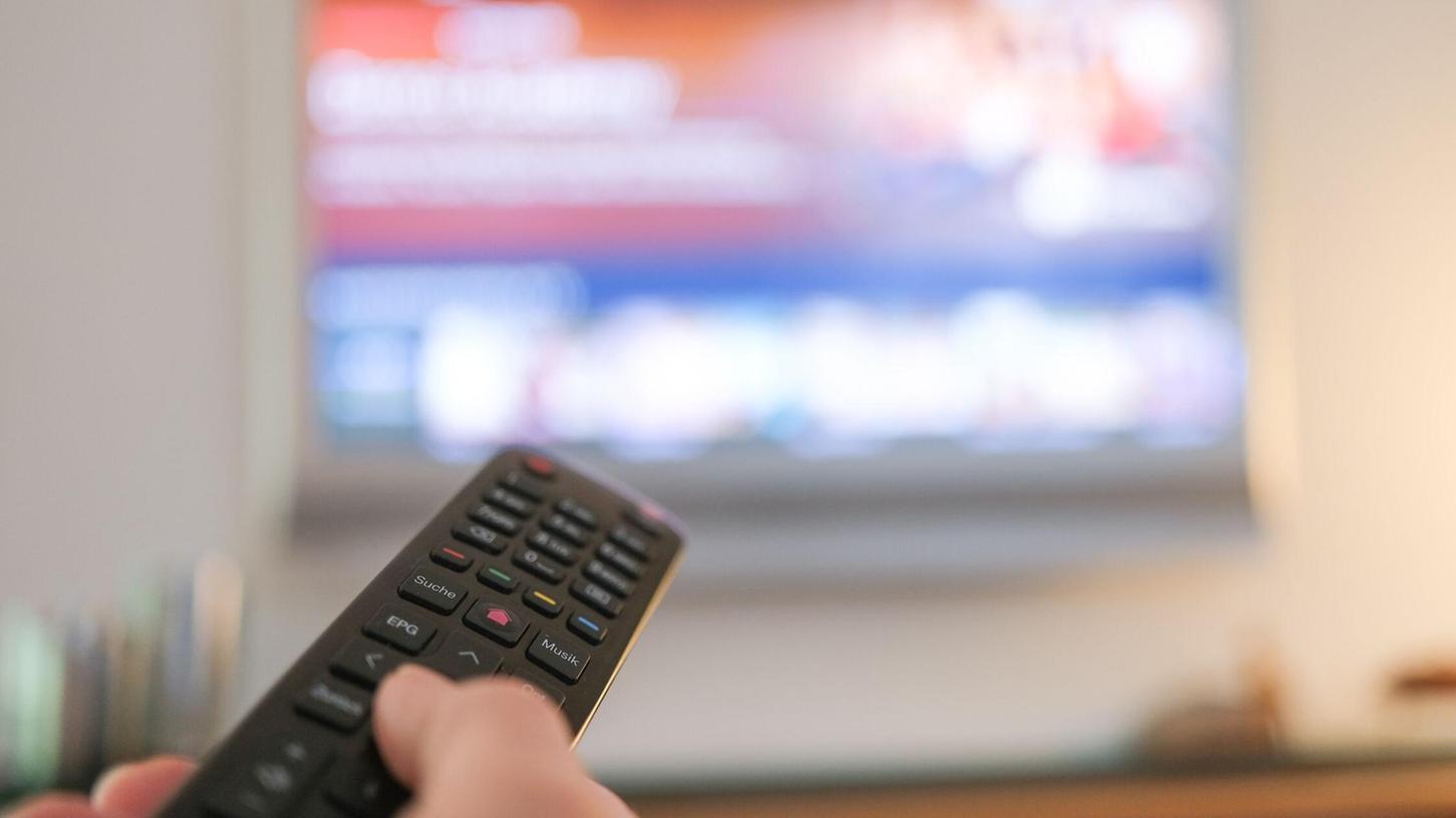 Auf dem Sofa sitzen und auf dem Fernseher herumzappen - für viele Menschen ein eingespieltes Ritual und für Vodafone jahrzehntelang ein einträgliches Geschäft. Auf dem Sofa sitzen und auf dem Fernseher herumzappen - für viele Menschen ein eingespieltes Ritual und für Vodafone jahrzehntelang ein einträgliches Geschäft.