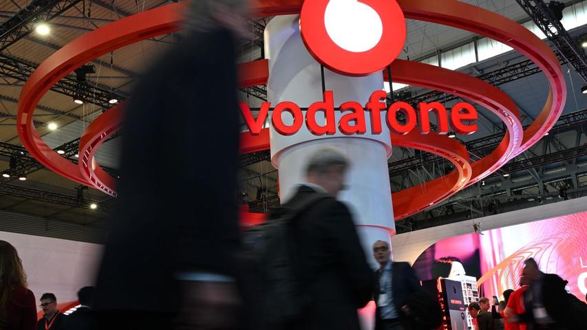 Der Vodafone-Messestand bei der Internetmesse MWC in Barcelona - in Deutschland ist die Firma angesichts abnehmender Fernseheinnahmen unter Druck. Der Vodafone-Messestand bei der Internetmesse MWC in Barcelona - in Deutschland ist die Firma angesichts abnehmender Fernseheinnahmen unter Druck.