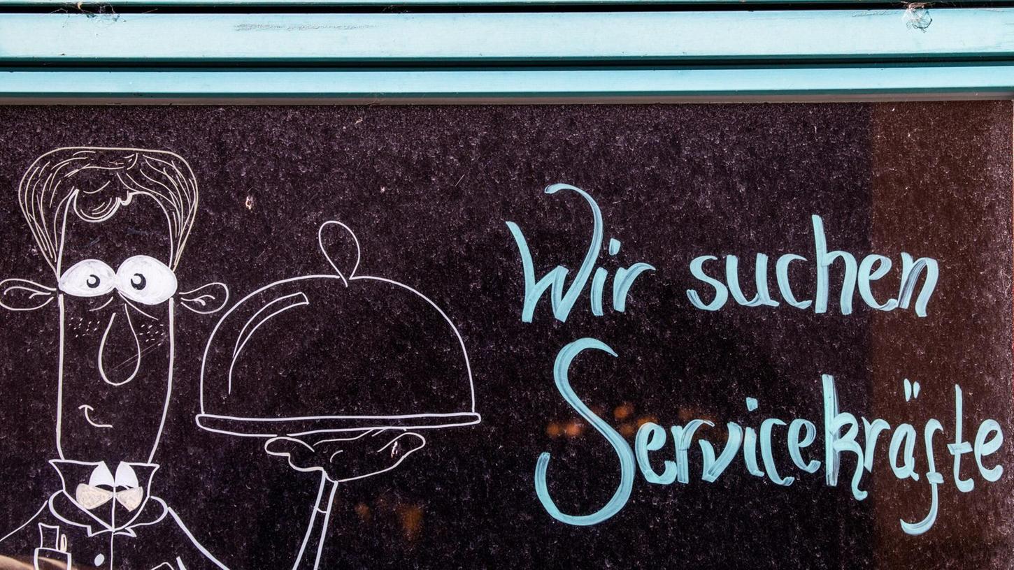Besonders in der Dienstleistungsbranche wie der Gastronomie ist Personal knapp (Archivbild) Besonders in der Dienstleistungsbranche wie der Gastronomie ist Personal knapp (Archivbild)