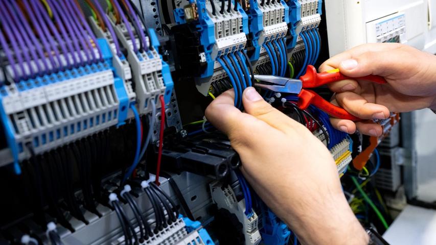 In der Industrie berichten weniger Firmen über Fachkräftemangel (Archivbild) In der Industrie berichten weniger Firmen über Fachkräftemangel (Archivbild)