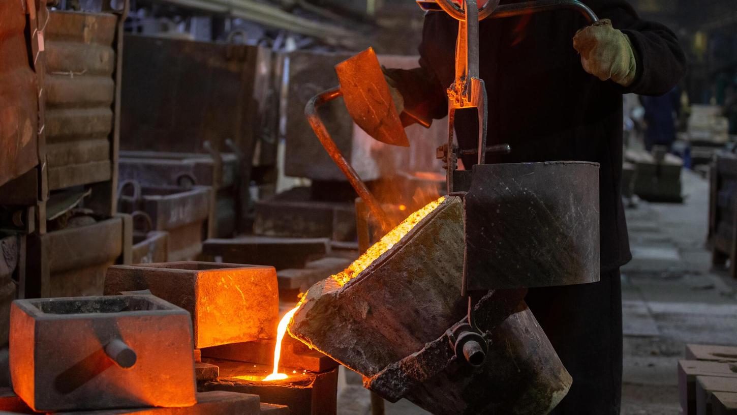 Beim Umfüllen von flüssigem Metall hat sich ein Arbeiter schwere Verbrennungen zugezogen. (Symbolbild) Beim Umfüllen von flüssigem Metall hat sich ein Arbeiter schwere Verbrennungen zugezogen. (Symbolbild)