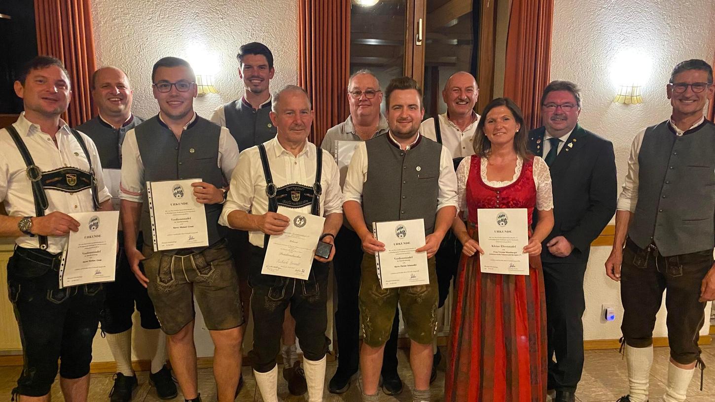 Etliche Mitglieder der Berngauer Tannenwald-Schützen sind für ihre Dienste um den Verein ausgezeichnet worden. Etliche Mitglieder der Berngauer Tannenwald-Schützen sind für ihre Dienste um den Verein ausgezeichnet worden.