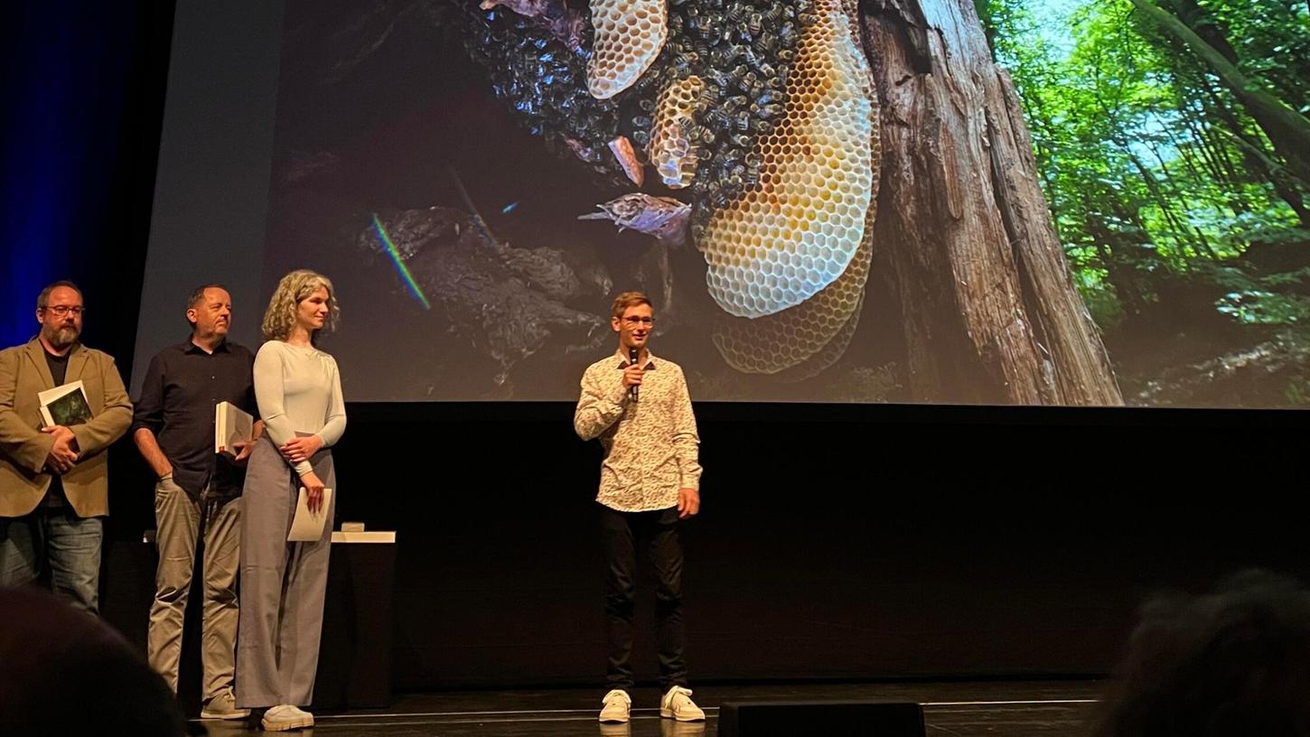 Das Bienenfoto von Lars Beygang hat in der Kategorie Kategorie "Diversity of all other animals" gewonnen. Das Bienenfoto von Lars Beygang hat in der Kategorie Kategorie "Diversity of all other animals" gewonnen.