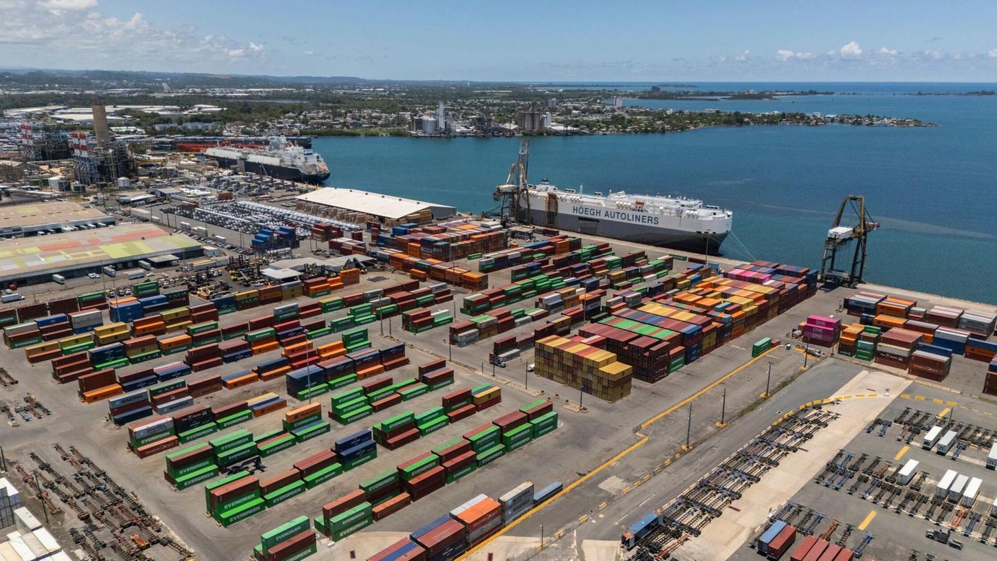 Auf Puerto Rico (USA) sind Container im Hafen von San Juan gestapelt. Auf Puerto Rico (USA) sind Container im Hafen von San Juan gestapelt.