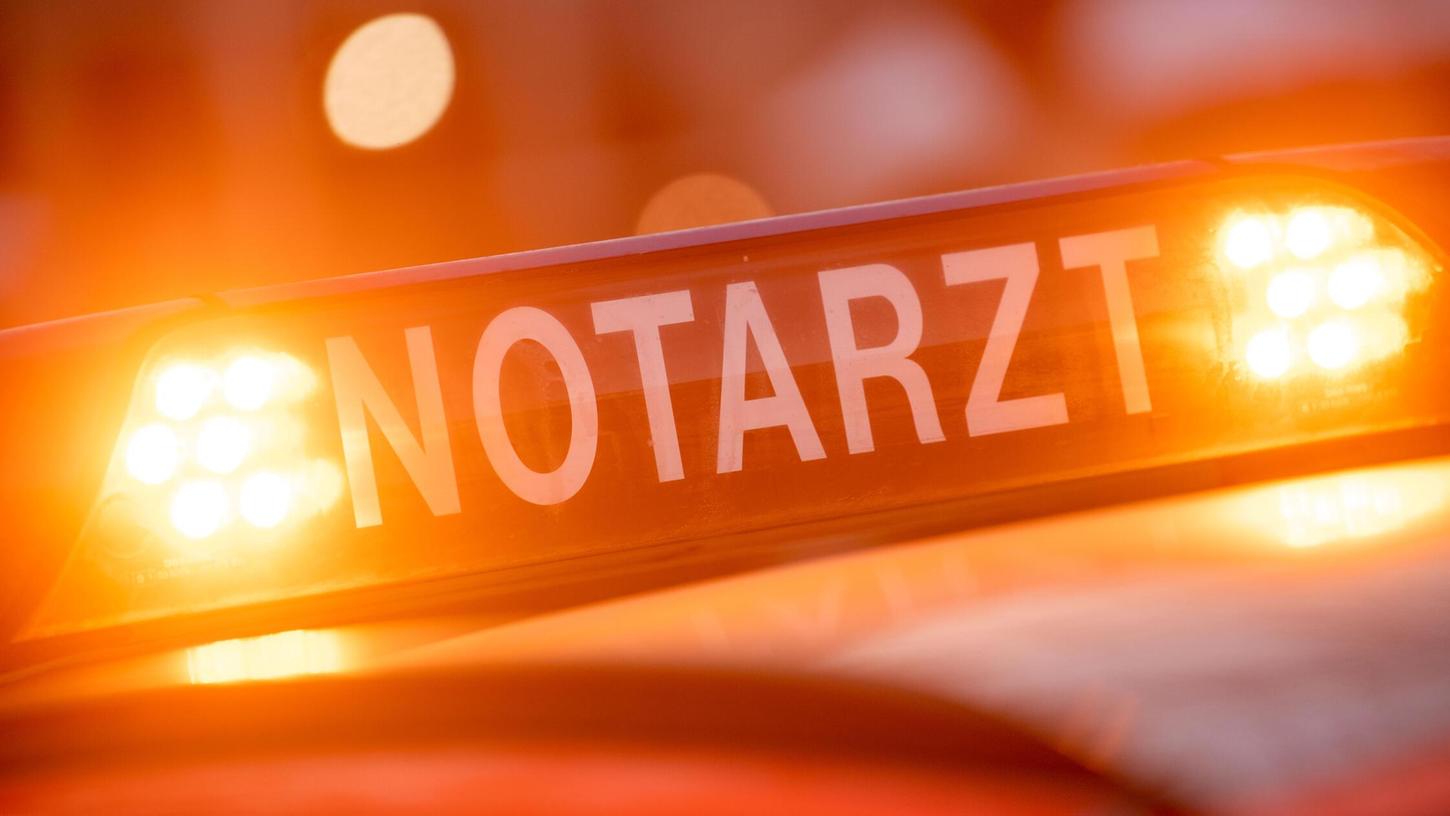 Nach einer Erstversorgung durch Notärzte vor Ort wurde der Verletzte zur weiteren Behandlung in ein Klinikum gebracht. Nach einer Erstversorgung durch Notärzte vor Ort wurde der Verletzte zur weiteren Behandlung in ein Klinikum gebracht.